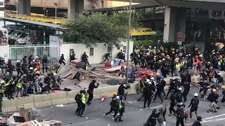 【牛頭角警署/1642】警方速龍小隊向前衝 驅散示威者
