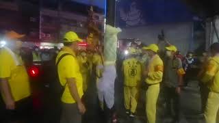 好親民！頭旗就綁在工廠鐵拉門的柱子！，2022白沙屯媽祖北港進香回鑾