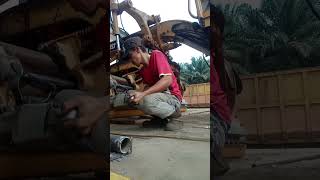 Ganti Pisau/Front Blade motor Grader #viral #videoshort #vídeoviral #infootomotif #mekanikindonesia