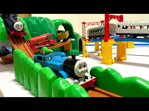 Thomas the Tank Engine (Plarail) ☆ Play on two huge swooping mountains!