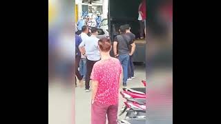疑年关前扫赌   6男被带警察卡车   引众人围观