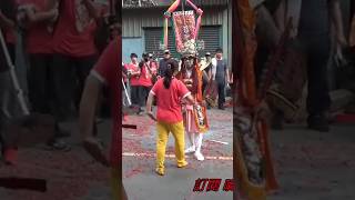 發生什麼事？乩童阻擋官將首參拜！ #廟會 #乩童 #噴泉太陽