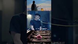 🔥刀郎《花妖》封神现场！邹澜二胡间奏一响，全网泪崩！当刀郎的《花妖》响起，多少人被那凄美旋律击中灵魂？但最让人心碎的，莫过于邹澜的二胡间奏——如泣如诉，弦音一颤，仿佛撕开了千年的爱恨纠葛，听哭无数人！