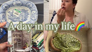 In today’s vlog I take you thrifting & I’m hanging out at home 🏡 a pretty typical day! 