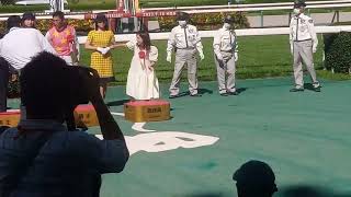 20230916  西谷誠騎手 阪神競馬８Ｒ＜阪神ジャンプS・JGⅢ＞勝利の記念撮影(ジューンベロシティ号)