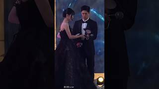 He always takes care of her, that's so sweet 🥹🌹 #parkbogum #baesuzy #baeksangartsawards #wonderland