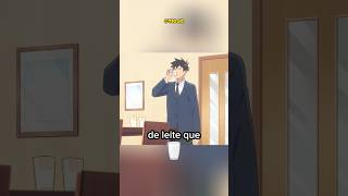 Esse rapaz bebeu um copo de leite que estava jogado na mesa