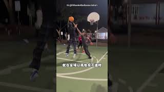 他1V1戲耍防守…隊友暴力灌籃終結！ 🏀💥（IG：@litbasketballassociation）