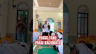 Fokus ke yang pakai kacamata 😀