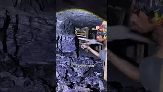 巴基斯坦人用传统方法开采煤炭#科普 #知识 #冷知识