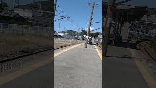 通過シーン_特急くろしお(60周年記念ヘッドマーク付)_JRきのくに線_初島駅で