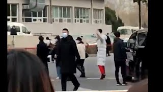 220211#龚俊央视元宵晚会上班路透# 会动的俊俊啊！白色大衣里面裹了红色西装，好期待俊子的新舞台@龚俊Simon  ​​​