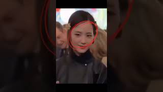 Jisoo at dior couture interacting with anyataylorjoy! 🤗#blackpink #blink