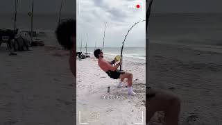 男人在海灘釣到了一條七八十斤的巨物，差點將女友拖下海#戶外 #趕海 #釣魚 #巨物 #鯊魚