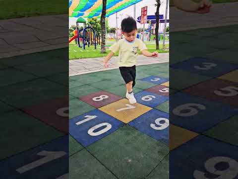 瑋瑋公園跳房子