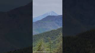 20250511 長野縣富士見町「富士見パノラマリゾート ゴンドラ山頂駅」，先在「山頂カフェ」買冰淇淋吃，然後在展望台拍照，欣賞富士山，看這態勢，今天富士山不會被雲遮住