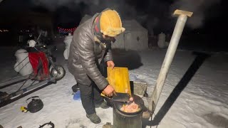 一人一狗徒步去最北的漠河，镇子里的空地都被雪埋了，露营到一个被遗弃的雪屋边。