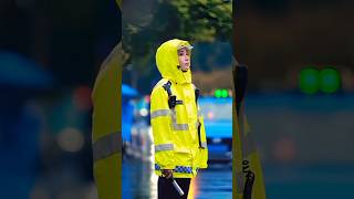 交警正能量 大雨中執勤雨中 #杭州 #交警 #袁雨佳 #杭州交警 #為人民服務