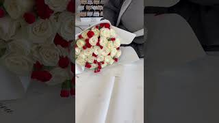🌹🤍 Roses x Mini Carns #roses #bouquet