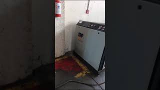 Compressor de AR PARAFUSO MARCA Schulz modelo SRP2025