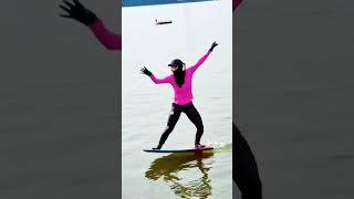借助桨板起步太难啦，磕的淤青It's too difficult to start with a paddle in the waterKnocking everywhere with bruises