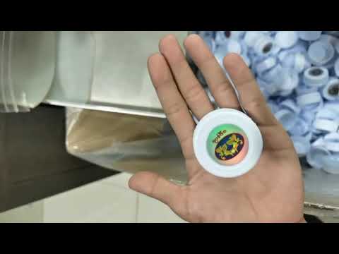 全自动瓶盖贴膜机一出二速度3000片每小时至少（贴膜机采用平刀切膜方式，刀料采用特殊材料，多重热处理工艺）