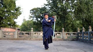 83歲曾道長長劍飛天，出劍快速，自創長劍飛天招式，武當第一劍
