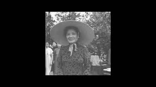 在招待女性國民大會代表時，宋美齡帶著大草帽，這是戰後美國女性的流行款式。選擇這樣一頂草帽戴在頭上，很能看出她在這種場合的巧妙用心。 #history