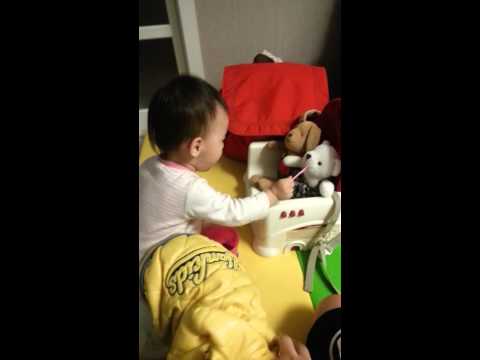 강아지 밥 먹여주는 예령이
