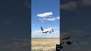 United Airlines - Boeing 777-300 TakeOff - a close look