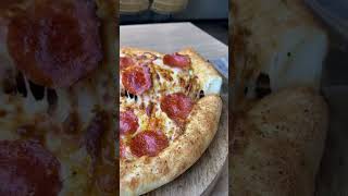 🍕Pepperoni Borde de Queso. Disfruta la pizza del mes de Domino’s a solo S/29.90. 😍