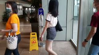 在新加坡你可以看到不管在商场、超市、地铁站、图书馆等，门外都有放雨伞🌂的塑料袋。让民众自取免费用。