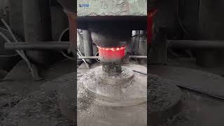 The video shows the pressing process of concentric reducers. #fittings #reducers #eccentric