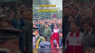 4月5日，毛主席嫡孙毛新宇携妻子儿女回湖南韶山祭祖，毛东东贴身搀扶父亲 （来源：大象新闻、湘潭广电）