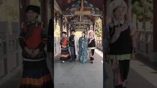 中国的四种不同民族的服饰。