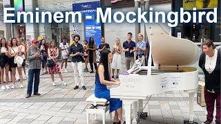 【海外ストリートピアノ】日本人が洋楽ピアノカバーを弾いたら外国人にブラボーいただきました。