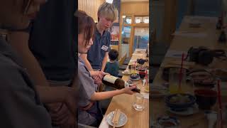受け皿まで日本酒を注ぐ店舗で「提供方法教えてる所を撮ってみたら…」#shorts