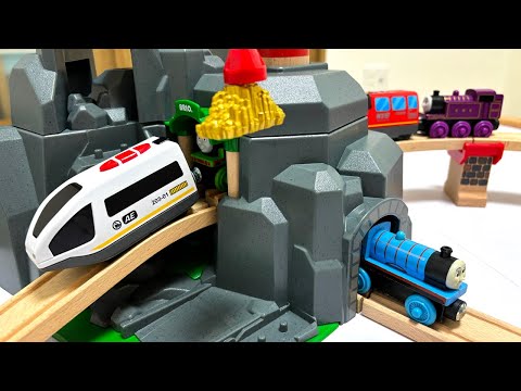 Brio & Thomas wooden trains☆Have lots of fun using the various tunnels and stations!