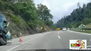 拖格失控撞山壁司机受伤 　加叻大道交通缓慢