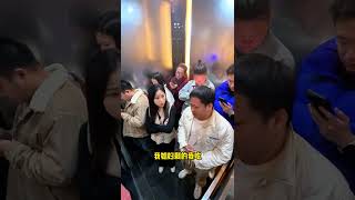 給狗吃，那我吃啥? #搞笑视频 #气氛搞起来 #围观的人真多 #万万想不到 #电梯战神
