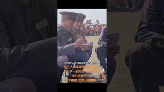 孙立人将军席地而坐和自己的士兵一起蹲着吃饭，身为将军孙立人从不摆高傲的姿态，他爱兵如子，大仁大义。乃大中华的楷模将军。理应被世代铭记。 #国军  #孙立人