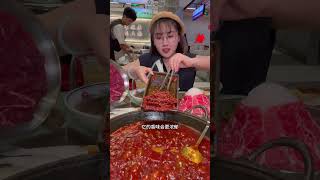这家坚持不做“广东辣”的地道重庆火锅，四眼妹被辣得酸爽的同时直呼下次还来#没有什么是一顿火锅解决不了 #万物皆可种草搜 #同城美食