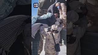 别怕，有军医在！西藏军区驰援震区，为当地受伤群众提供及时救治，还细心告知用药事宜 #西藏日喀则地震 | CCTV