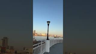 在一个寒冷的上海早晨，沿着黄浦河畔慢跑时，从千丹看到浦西的景色