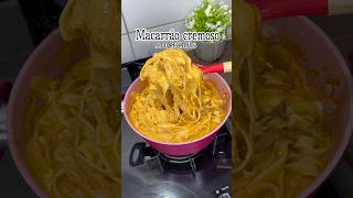 Macarrão cremoso com salsicha.
