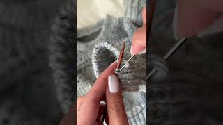 Italian bind off = the secret to that smooth, stretchy finish 🧶 #knitting #knittingtechniques