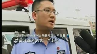 洗浴中心三名警察光脚追赶一名男子，上演街头“追击战”