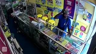 印度匪徒拿枪打抢电话店