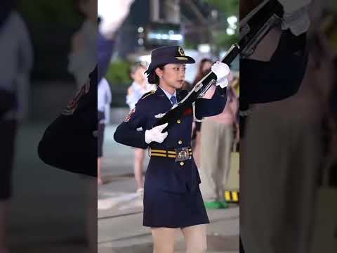我們的國軍還沒有走、一部分留在四行倉庫跟日本人打仗！我們要全力支持他們