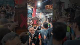 香煙裊裊，香擔香爐首先進入拱天宮，2025白沙屯媽祖北港進香回鑾